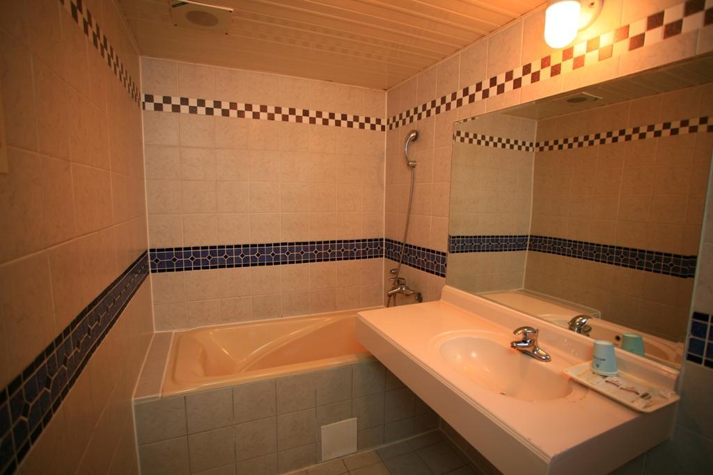 Paiwei Motel Tainan Bagian luar foto